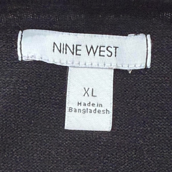 Black Cropped V-Neck Button Cardigan - Picture 4 of 4